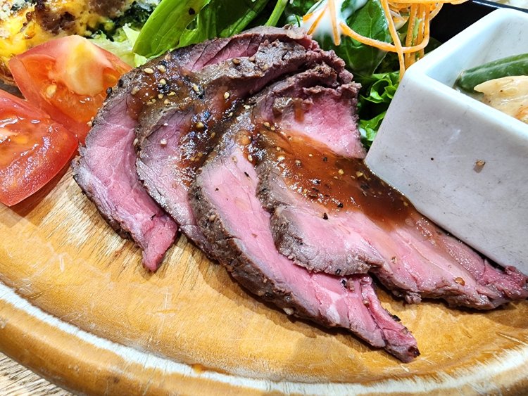 3時間かけて仕込むというローストビーフ。