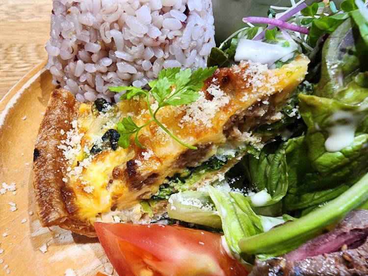 ほうれん草がたっぷり入ったキッシュ。グリーンサラダには特製のコールスロードレッシングがかかっている。