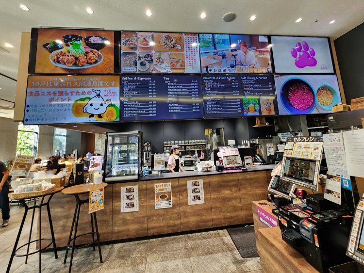 店頭のモニター画面にはメニューだけでなく地域のイベント情報なども発信している。