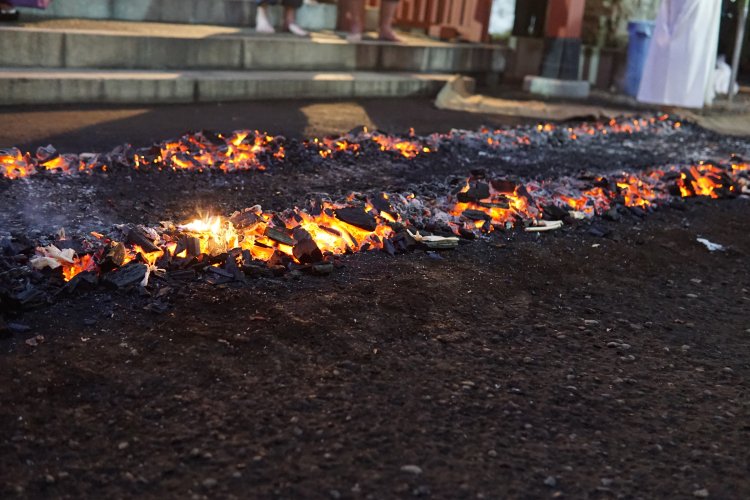 竹の棒でならして通路をつくったところ。炭が赤々と燃えていて、一見熱そうだ。