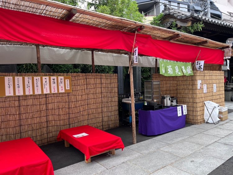 かつて街道沿いに立っていた茶店をイメージした期間限定の「菊見茶屋」。