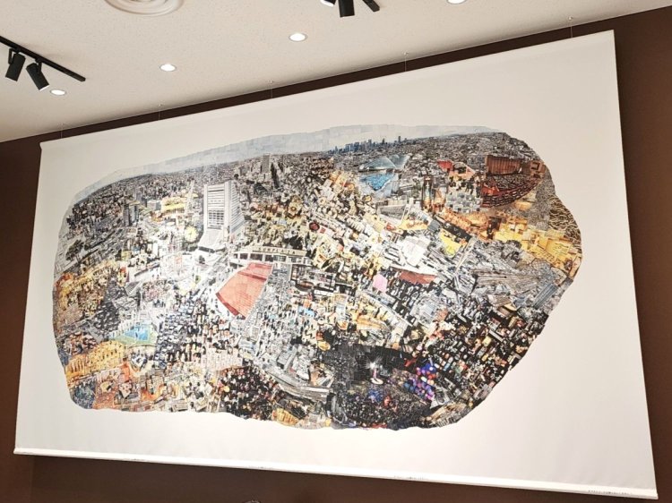 中野サンプラザ閉館までの半年を撮影し、3万枚超の写真をコラージュして製作された、写真家・西野壮平さんによる作品が壁に飾られている。