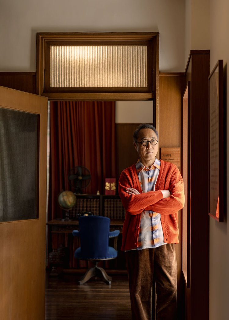 江戸川乱歩の邸宅だった建物は『旧江戸川乱歩邸』として公開されている。乱歩自ら設計して増築した応接間の前にて。