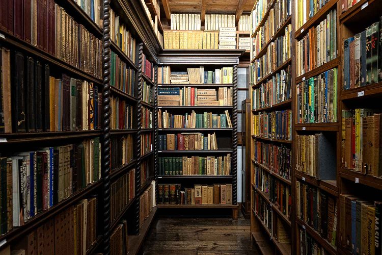 土蔵は2階建てで、乱歩が収集した探偵小説などの洋書が美しく並ぶ（非公開）。