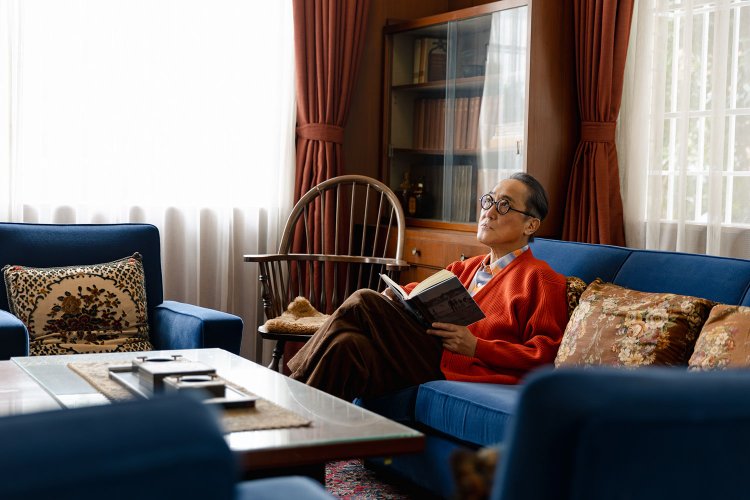 乱歩が編集者たちと打ち合せをしたであろう応接間のソファでくつろぐ。至福のひととき。