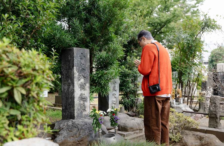 雑司ケ谷霊園の小泉八雲の墓の前で手を合わせる。これまでに何度も訪れている。