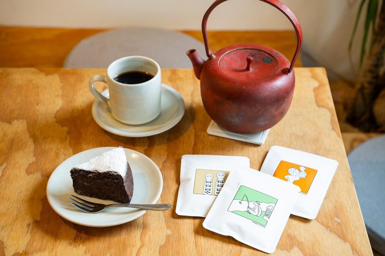 本日のコーヒー500円～、おからショコラ550円。ドリップ用のコーヒーパック230円や南部鉄瓶も販売中。