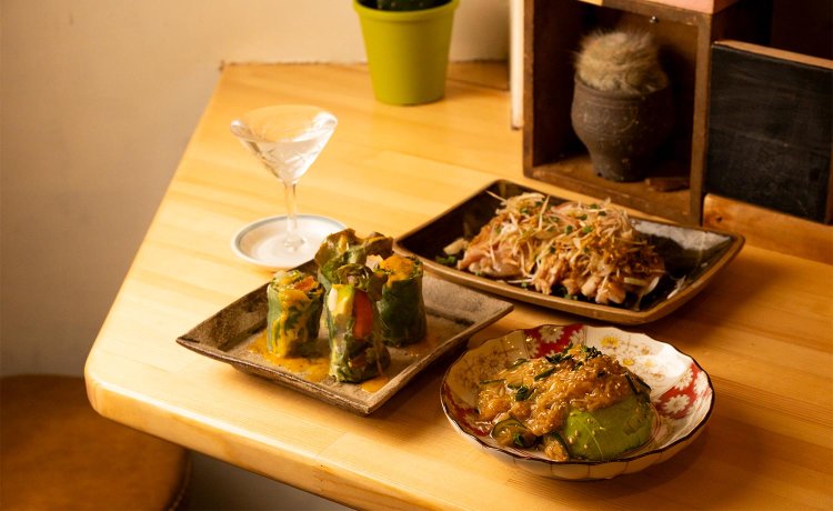 大山鶏のたたき盛り合わせねぎポン酢980円、サーモンとアボカドの生春巻き680円、アボカドなめたけ580円。