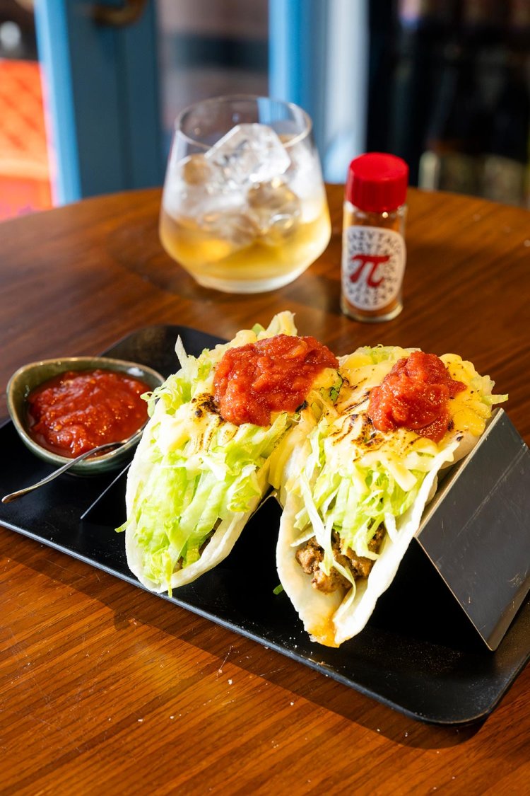 タコス2ピース950円、ハブ酒700円～。