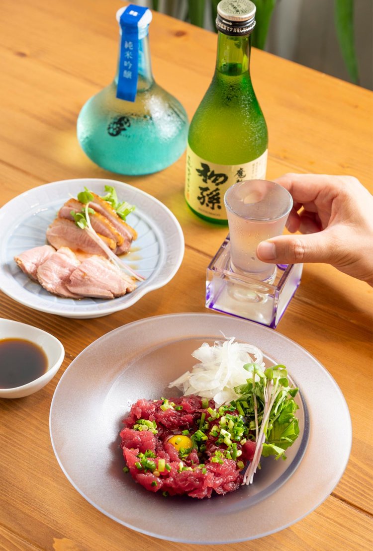 マグロのユッケ800円、鴨ロース850円。飲み切りサイズ300mlの日本酒1000円〜も。