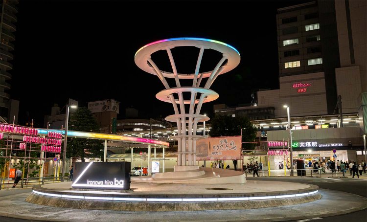 LEDでカラフルに光る「ironowa hiroba」。これにより夜も明るく安心して過ごせる街に。