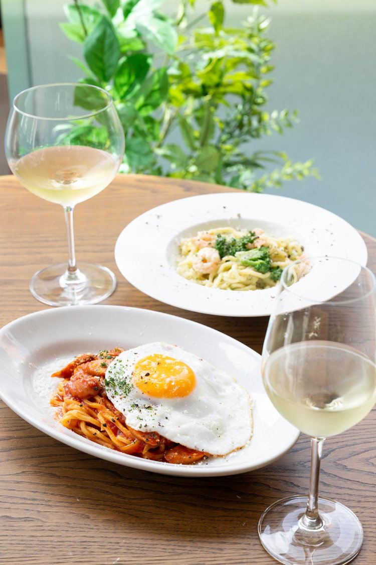 ランチメニューの小海老とブロッコリーのジェノベーゼ1400円、目玉焼きのせナポリタン1100円。ランチはプラス450円でグラスワインも注文可。