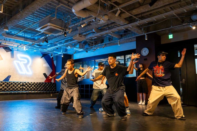 新シーズンに向けてスタジオで練習中のCHANGE RAPTURES。Dリーグ公式Instagramアカウント dleague_offcialの生配信で、開催中のリーグが観戦できる。