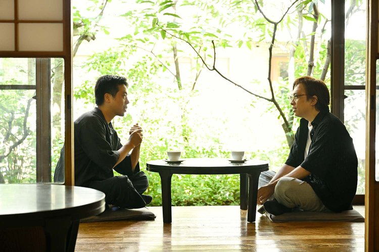 縁側で話す日神山さん（右）と須藤さん。