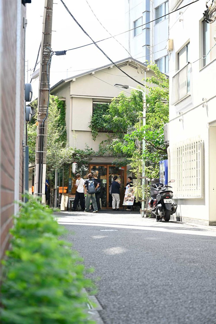 通りから見える『和酒酔処 わく別誂』。