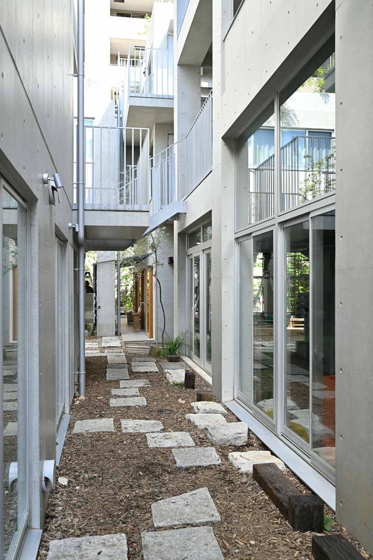 「TELAS」建物間の通路。