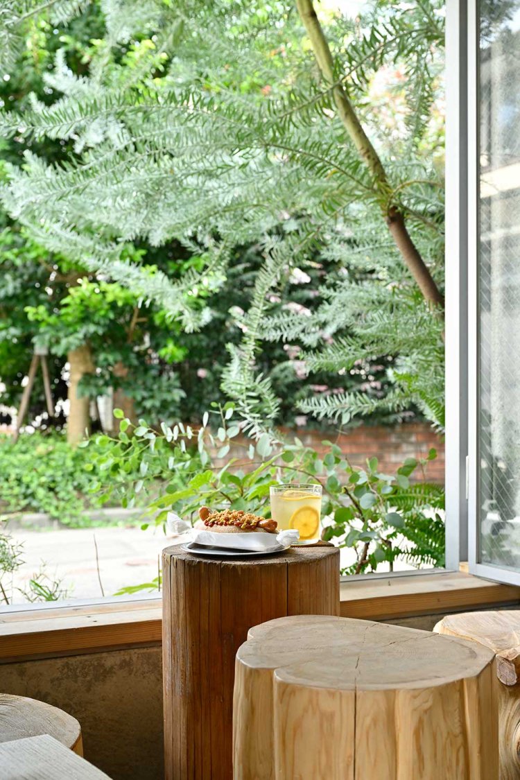 ホットドッグ1080円、クラフトレモネード650円。大きな窓のそばはテラス席のような開放感で風が心地よい。