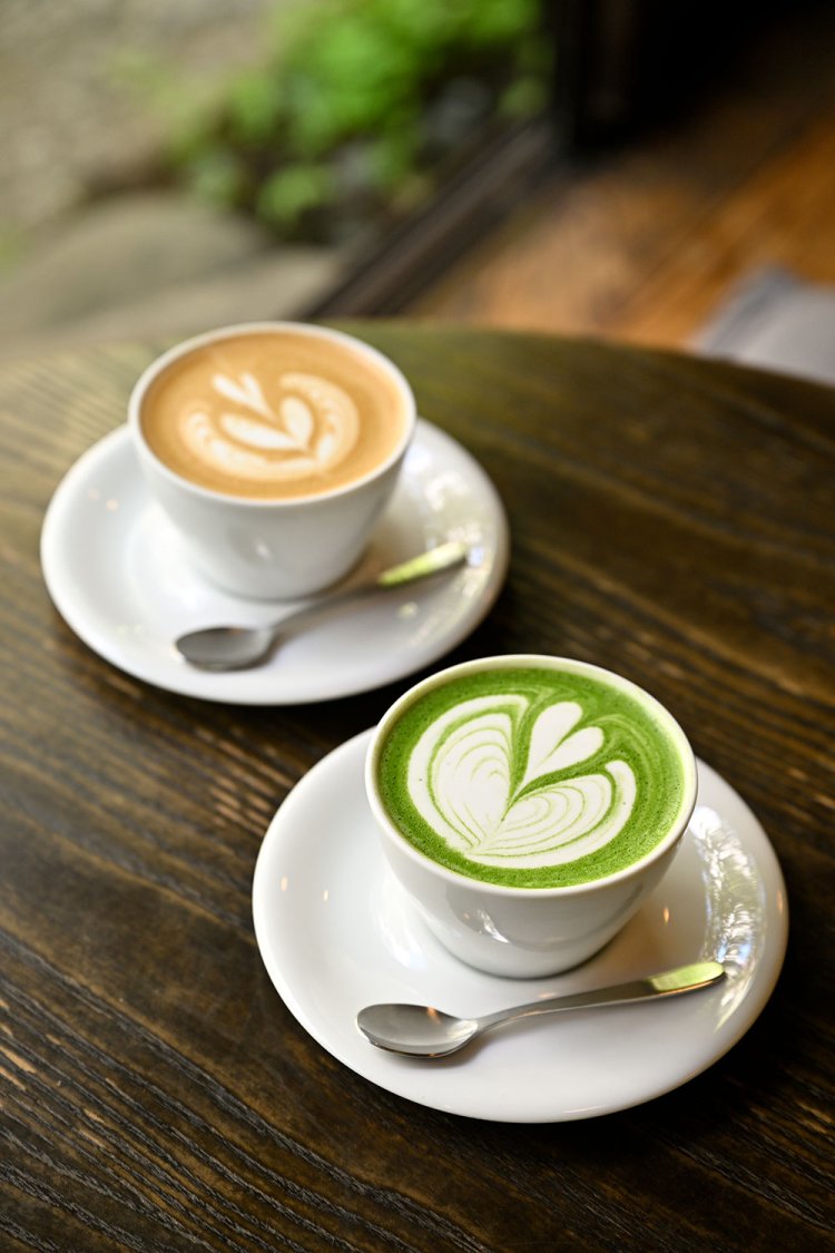 抹茶ラテ700円（手前）が特に人気。