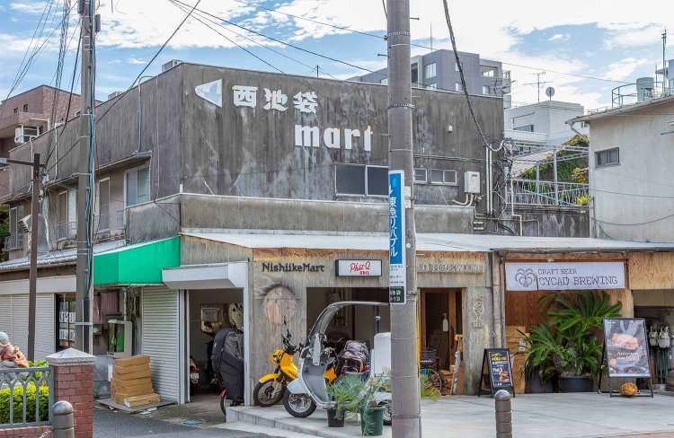 秘密基地感ただよう店構え。