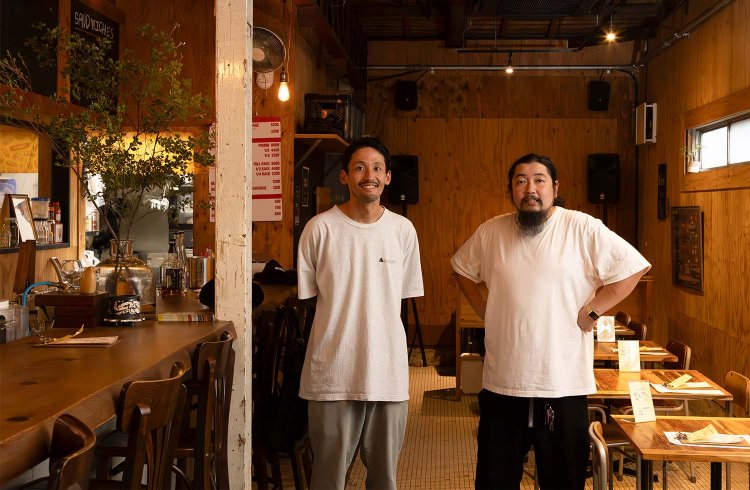 『CYCAD BREWING』店長・高橋政道さん（左）、『Phat Q』店主・浅賀俊介さん。