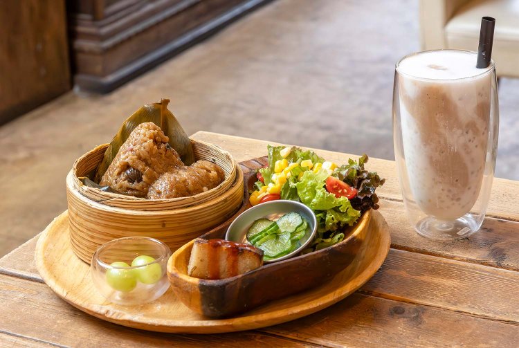台湾ちまきセット1200円。肉未使用と気づかないほどの味わい。南方らしいタロイモココナッツ ミルク780円など飲み物は多彩。