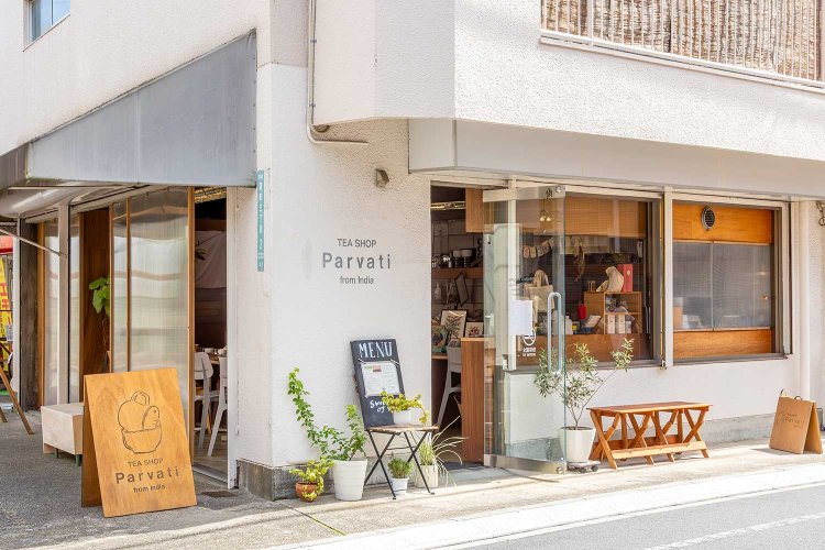 天気のいい日は戸口を開放する明るい店舗。