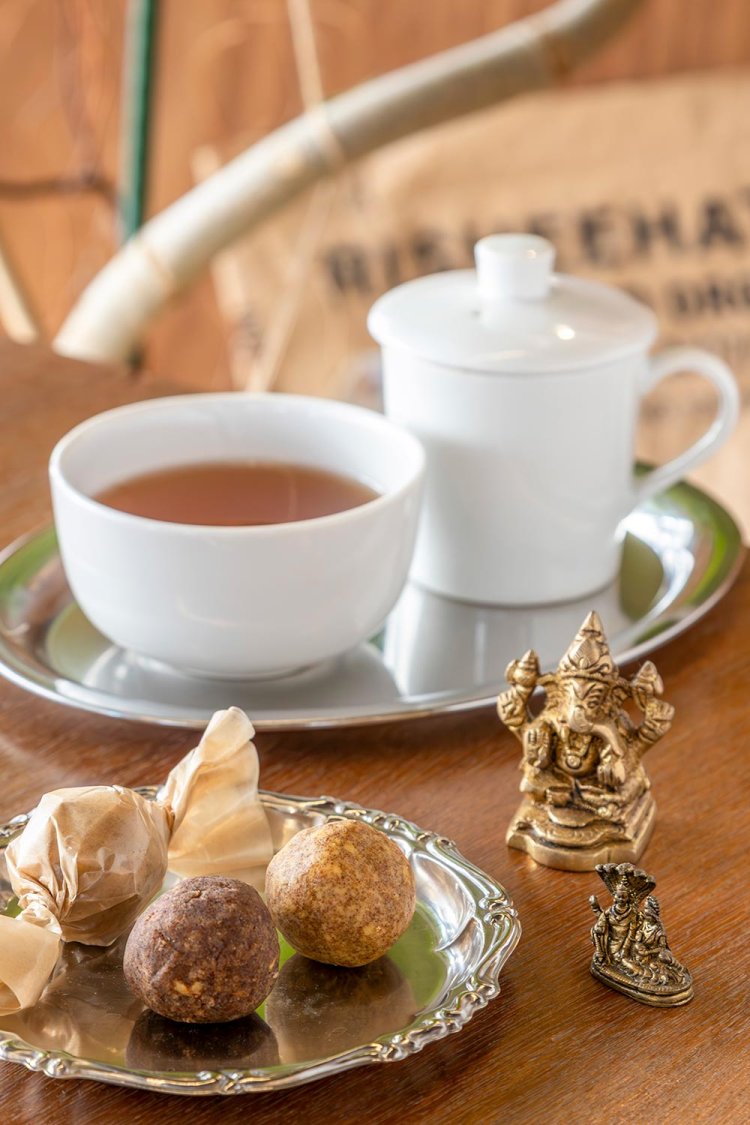 ダージリンティー750円、ラドゥ1個300円。