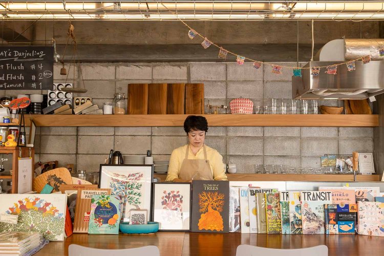 店主の岡本麻衣子さん。