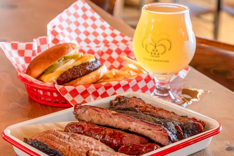 チーズバーガー2200円（左奥）、3種盛り合わせのセット5200円（手前）、ホリダス5（ビール）1350円。