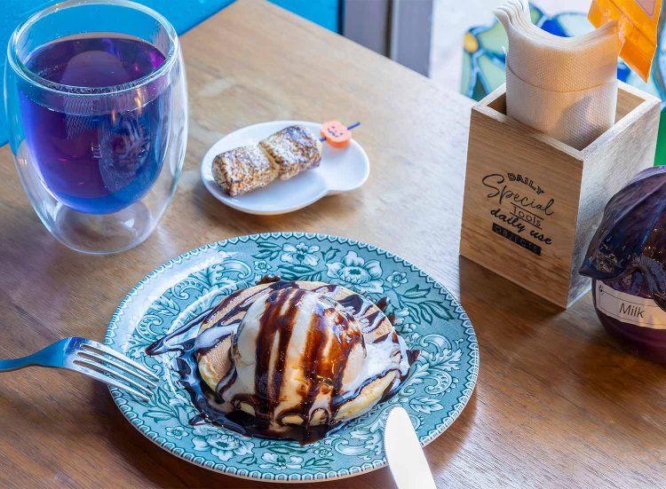 パンケーキ400円～、ハーブティー600円と＋100円で付く焼きマシュマロ。