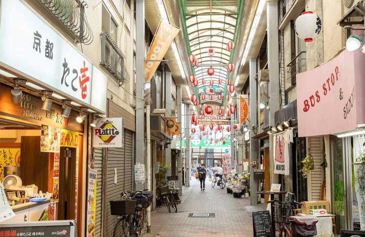 椎名町駅前のすずらん通りはどっぷり昭和風情。