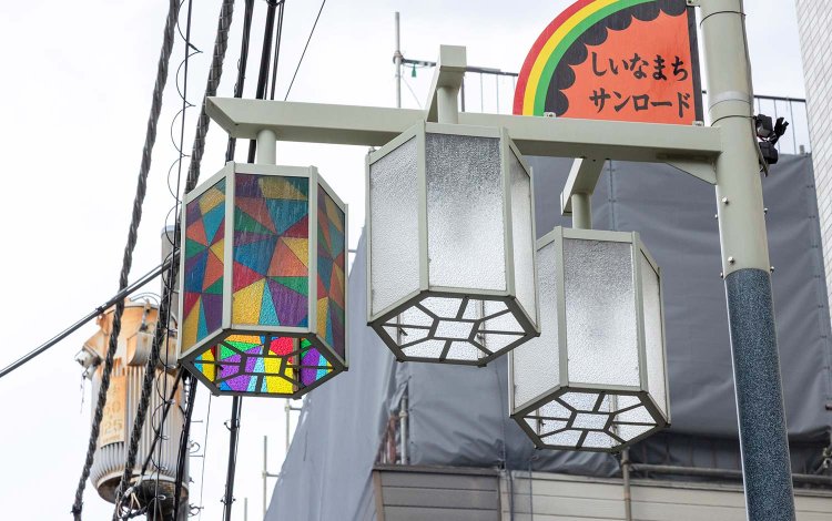 椎名町駅周辺の街灯は多種多様。