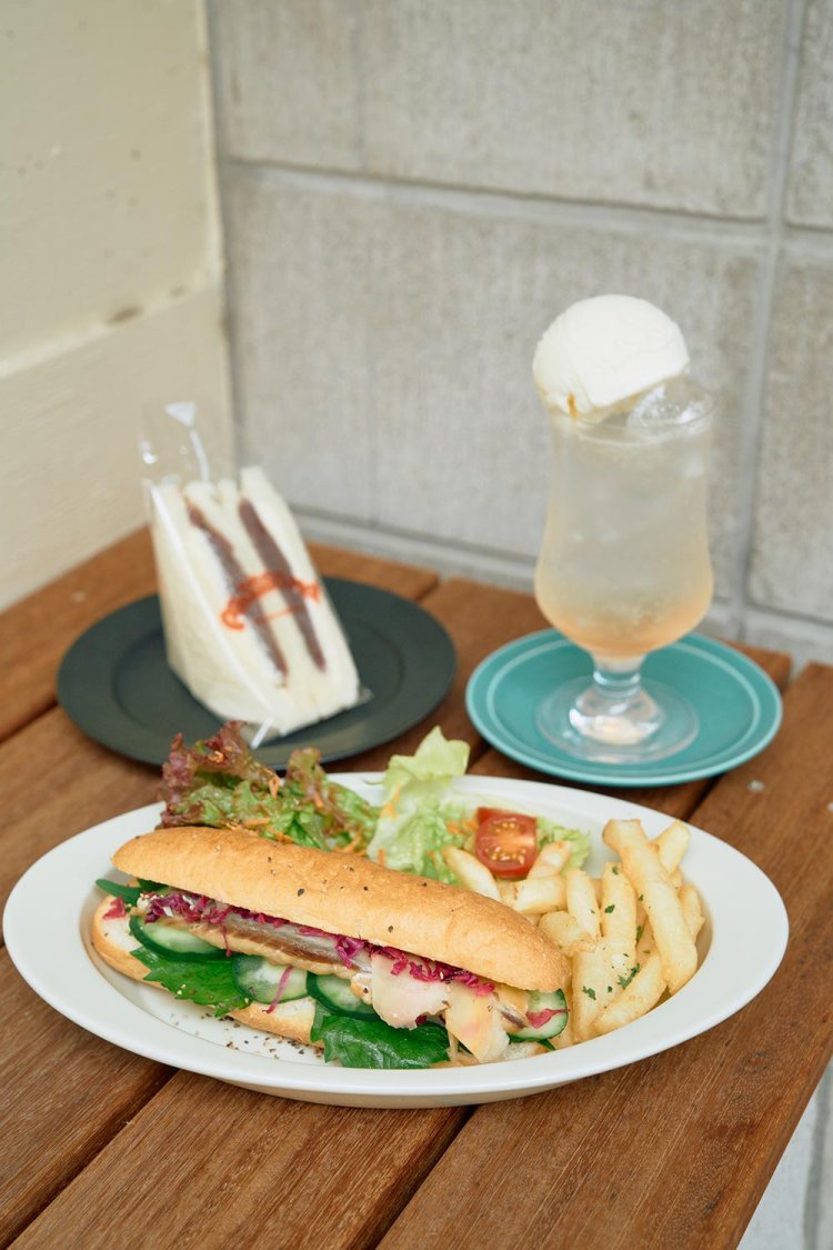 店内限定サバパスサンド（Aセット）1450円、おいしいみずフロート800円など。