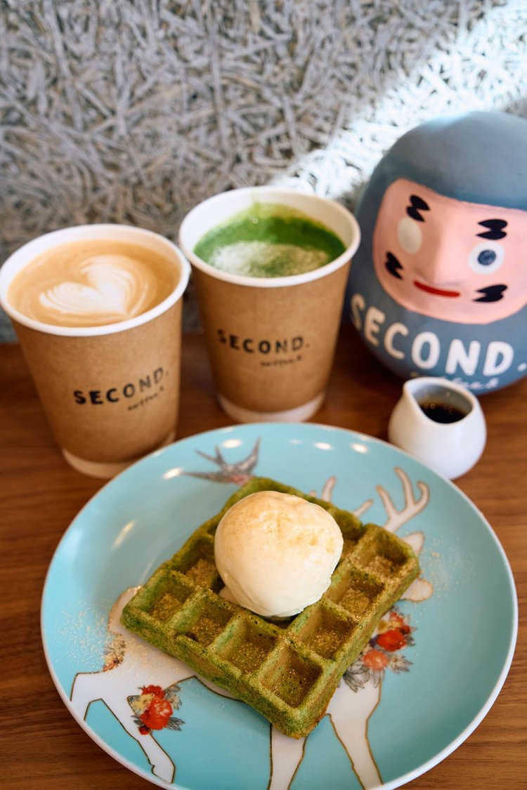 しずおか・掛川抹茶ワッフル350円、まっちゃラテ600円など。