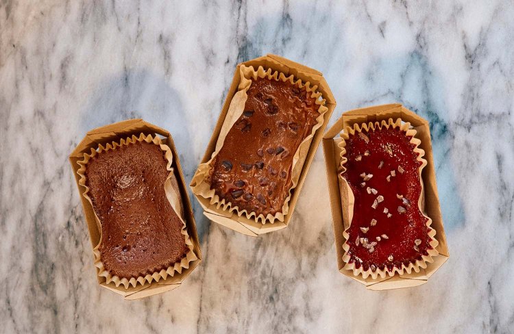 ガトーショコラ600円など、店内のイートインスペースでも飲食OK。