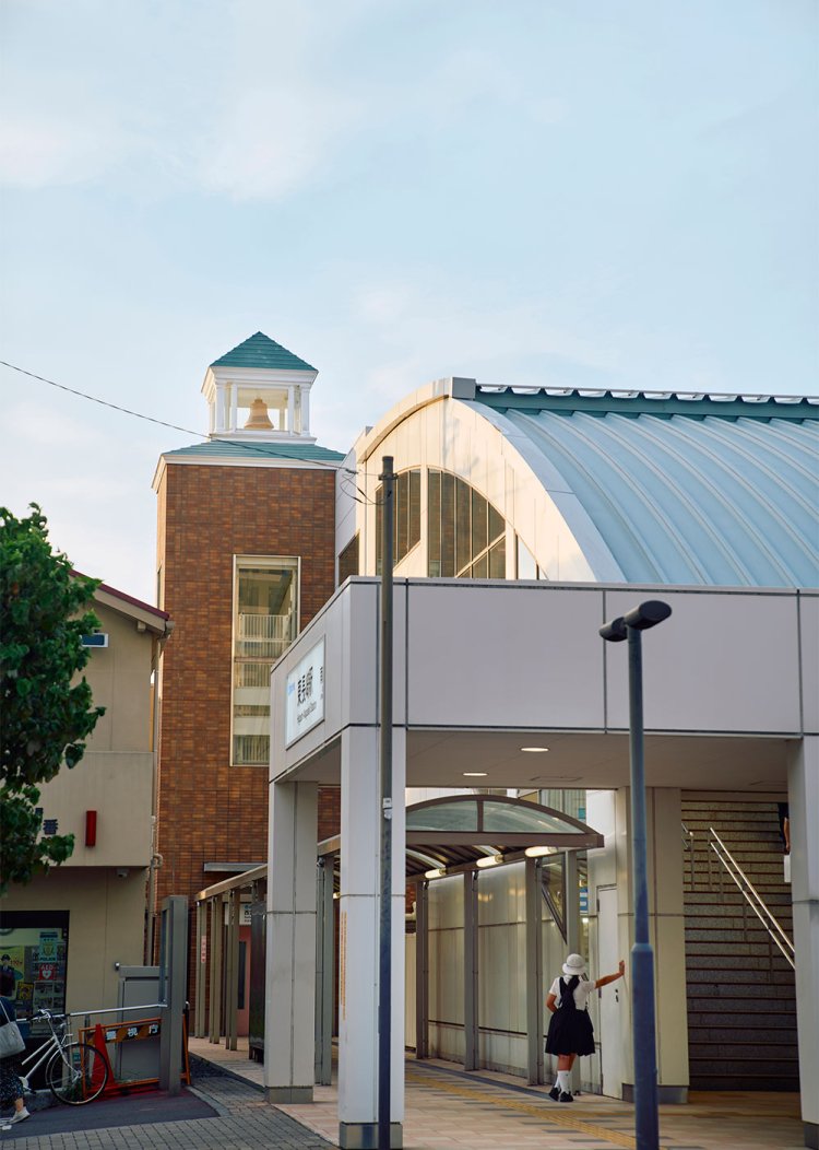 駅の両出口にある鐘は長崎県にある浦上天主堂の鐘がモチーフ。