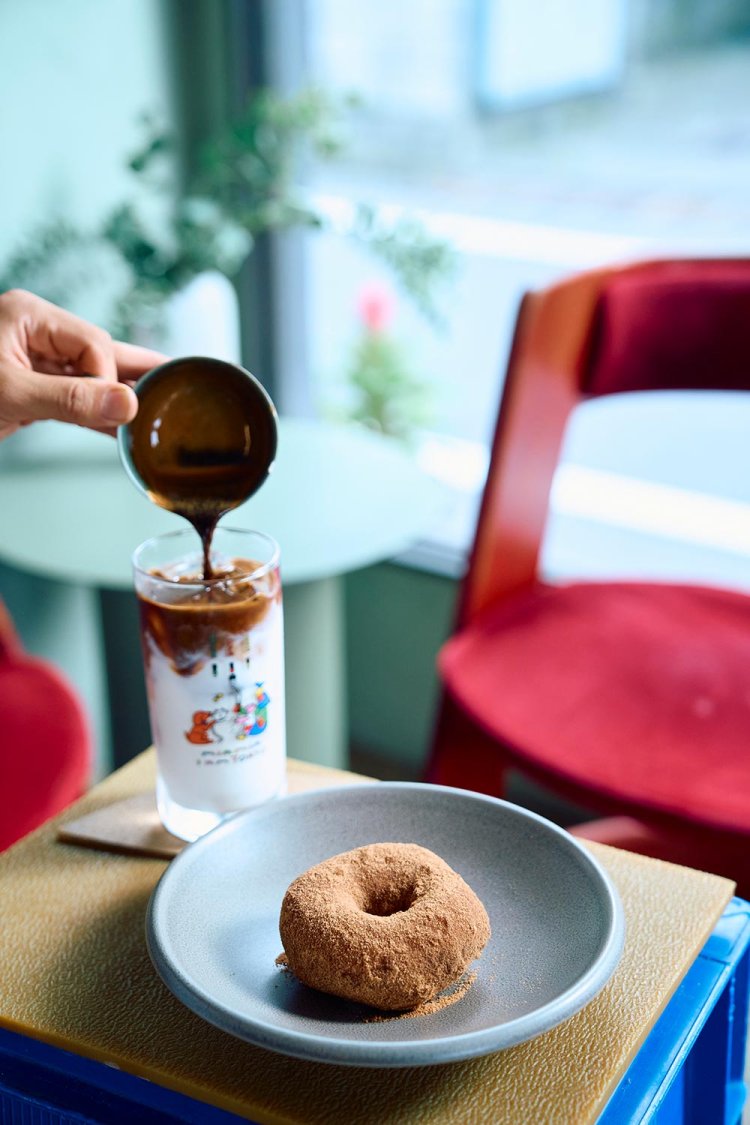 シナモンドーナツと愛CE LATTEのセット1300円。注文するときはぜひ「あ」と「い」を強調して。