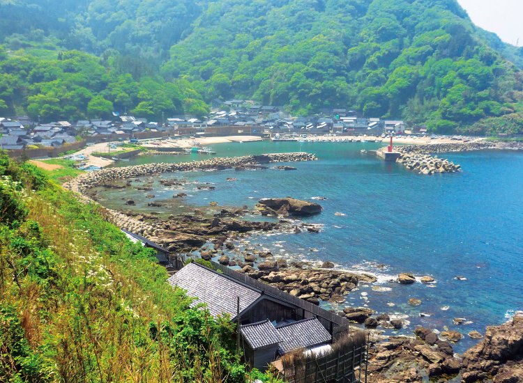 ロケ地となった輪島市の大沢漁港の震災前の様子。現在は復旧工事が進む（写真＝輪島市）。