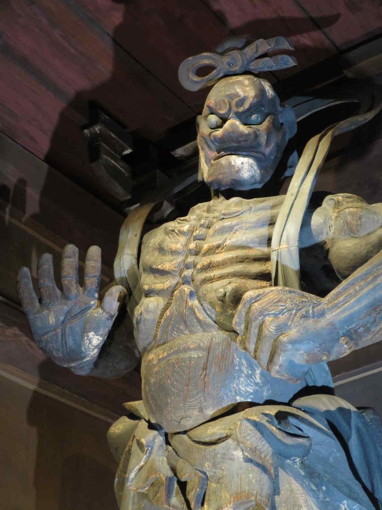 「圓融寺」（目黒区）の仁王像（撮影＝渡仁）。