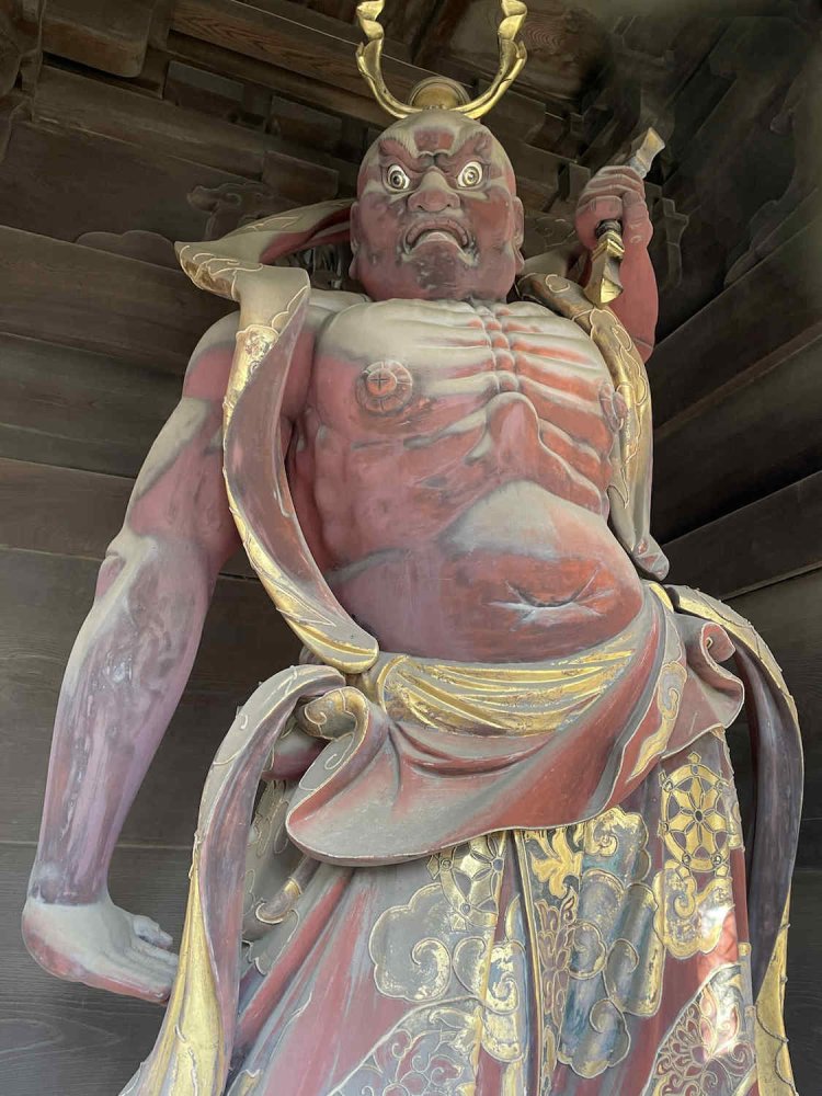 「妙法寺」（杉並区）の仁王像（撮影＝渡仁）。