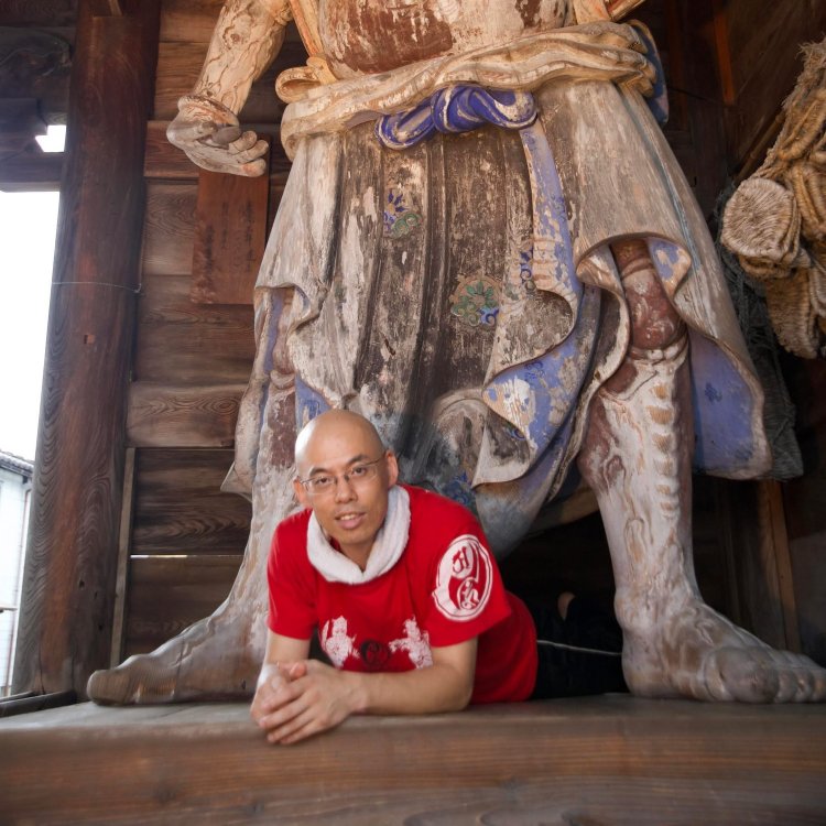 仁王写真家の渡仁（とにん）さん。