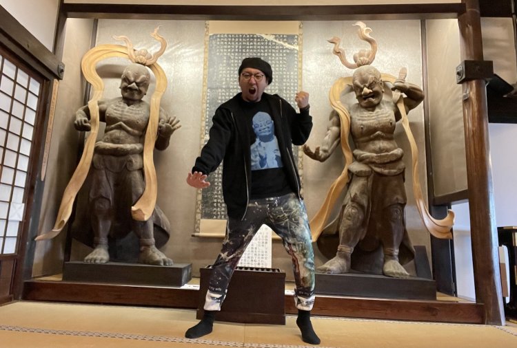 筆者ツバキングも仁王が大好き！　長野県「照光寺」にて。