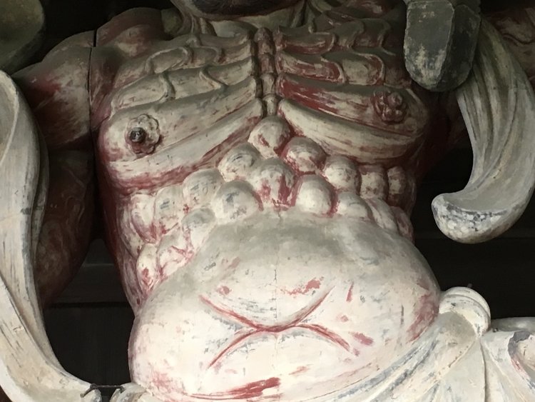 胸の下に現れる“仁王筋”（山梨県「大善寺」、撮影＝Mr.tsubaking）。