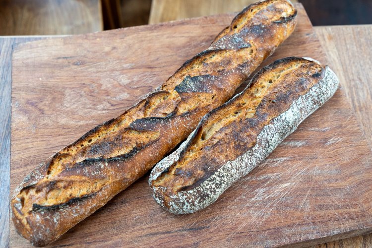 レーズン酵母のフランスパン（左）と小麦粉酵母のフランスパン（右）。各453円。