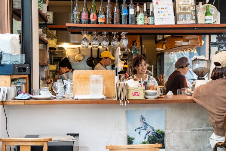 中央が店長の鈴木茜さん。