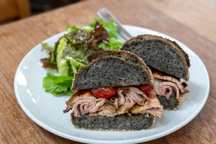 ローストポークサンドはサラダ、ソフトドリンク付きで1859円。