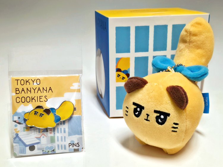 東京ばにゃ奈 ピンバッジ600円（左）、東京ばにゃ奈 ボールチェーン付ぬいぐるみ ばにゃ奈1560円（右）。