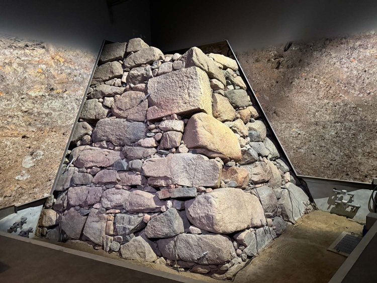 大阪府・大坂城の石垣。