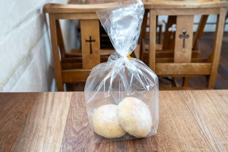 全粒粉のプチパンは1つ129円。袋に空気を入れて潰れるのを防いでいる。