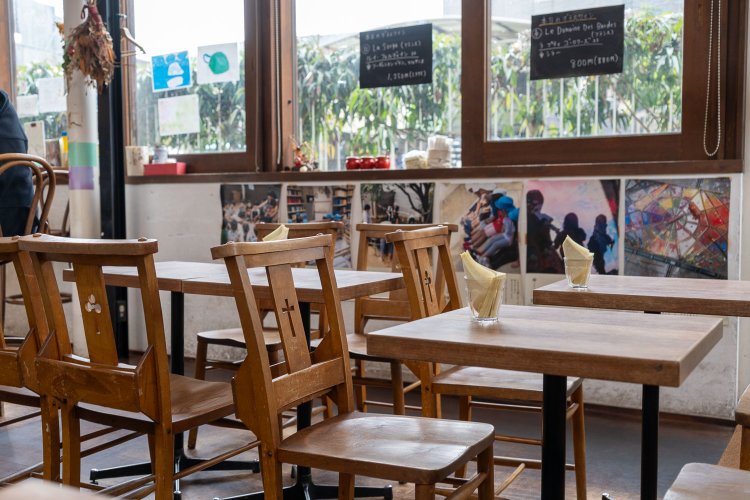 店内はテーブル席とカウンター合わせて22席。